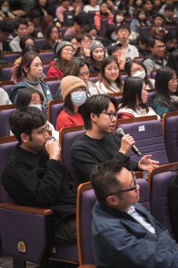 The seminar successfully facilitated in-depth exchanges between the scholar and lyricists from three generations, providing participants with a valuable platform for sharing knowledge and creative experiences.